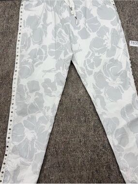 Tempo Paris White & Light Gray Floral Jogger Pants